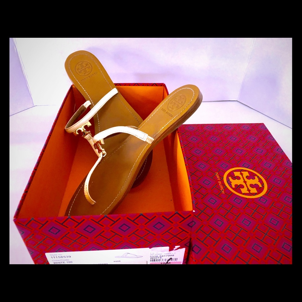 TORY BURCH LOGO PATENT SAFFIANO FLAT THONG SANDAL